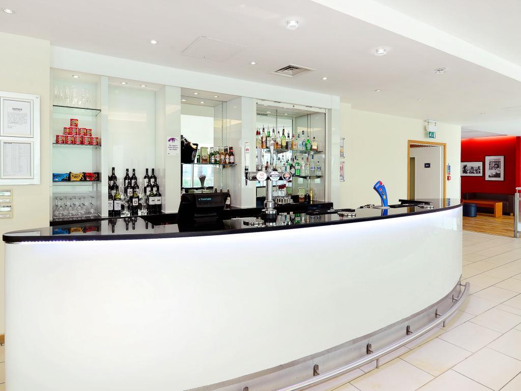 Ramada Encore มิลตันคีนส์ ภายนอก รูปภาพ